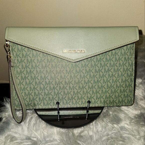 Michael Kors Oversized Envelope Wristlet/Clutch nwot - Picture 4 of 8